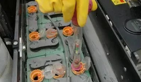 90%的人竟然不知道，，，，，，，，叉车蓄电池要加水？？？？？？？